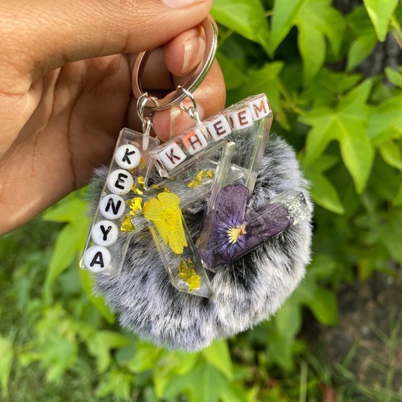 Resin initial keychains - Picture 2 of 4